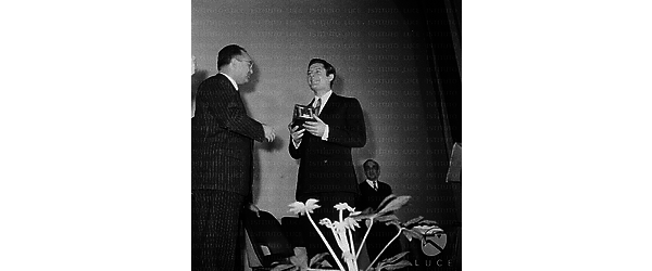 Marcello Mastroianni, premiato con il Nastro d'Argento, riceve il premio sul palco