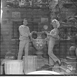 Miss Finlandia e un uomo in posa all'esterno di un negozio di antiquariato - totale
