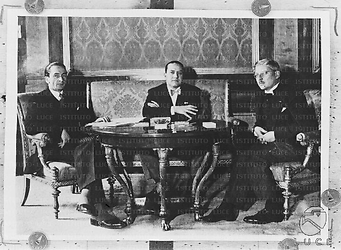 Vienna Riproduzione di una fotografia: Galeazzo Ciano, il ministro degli esteri Schmidt e il cancelliere Schuschnigg seduti intorno ad un tavolo durante i colloqui di Vienna