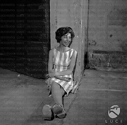Emmanuelle Riva seduta per terra sul set del film Adua e le compagne. Totale