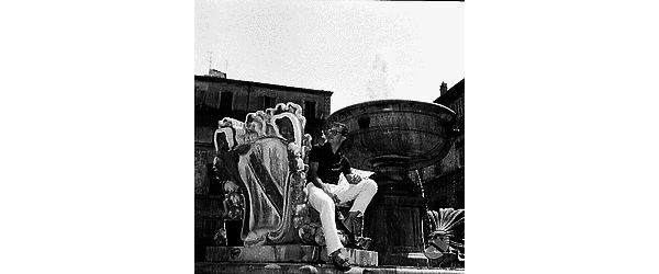 Ferruccio De Ceresa in posa davanti ad una fontana di Piazza Navona; campo medio