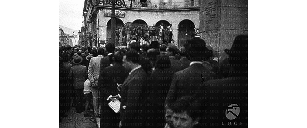 Caserta Folla radunata in una piazza di Caserta