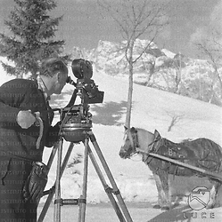 Cortina d'Ampezzo Un operatore dell'Istituto Luce, sul set del film "Vertigine bianca", riprende un cavallo