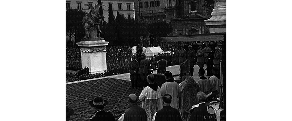 Roma Mussolini, Vittorio Emanuele III, la regina Elena e folto gruppo di autorità partecipano alla messa celebrata da monsignor Bartolomasi sulla terrazza dell'Altare della Patria davanti al monumento al Milite Ignoto