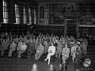 Venezia Pubblico di personalità e di spettatori partecipa a una conferenza nella sala del Senato di palazzo Ducale a Venezia in occasione dell'XI mostra d'arte cinematografica