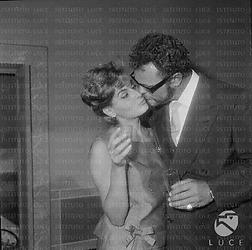 L'attrice Franca Parisi ad un cocktail con Mario Petri - piano americano