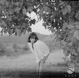 Juliette Mayniel posa vicino ad un albero; totale