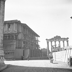 L'Arco di Settimio Severo ricoperto dalle protezioni anti-aeree e il tempio di Saturno visti da una strada vicina alla chiesa dei SS. Luca e Martina