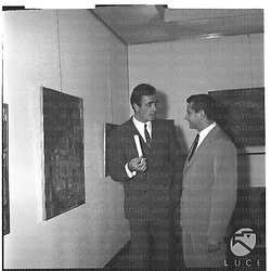 In occasione della Mostra di arte di Venantino Venantini ripreso l'artista mentre parla con Fulvio Lucisano - piano americano