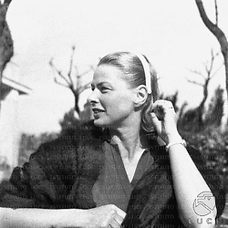 Ingrid Bergman  nel giardino della sua casa