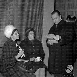 Fiumicino Georgia Moll conversa con la madre e Morris Ergas all'interno dell'aeroporto di Fiumicino in partenza per Praga con la delegazione Unitalia