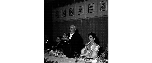 Gina Lollobrigida applaude durante una cena