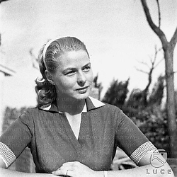 Ingrid Bergman nel giardino della sua casa