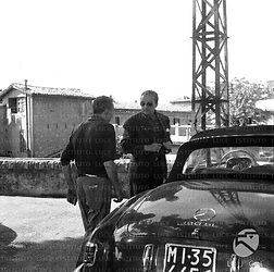Spoleto Luchino Visconti, a Spoleto in occasione del festival, si accinge a salire su una Mercedes sportiva targata Milano