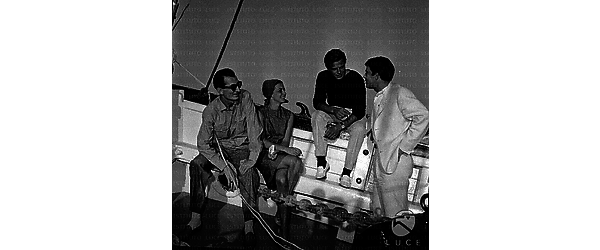 Jean Sorel, Anna Maria Ferrero, Gérard Blain e Carlo Lizzani conversano seduti sul ponte della barca.
