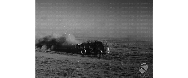 Egitto Un camion dell'Esercito avanza nel deserto sollevando una nuvola di polvere