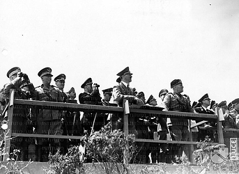 S.Marinella Le autorità osservano le esercitazioni; il Generale Pariani, Hitler e Mussolini