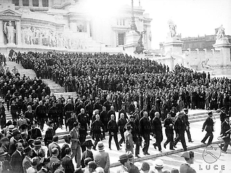 Roma Delegazione Fiat in camicia nera sfila tra ali di spettatori scendendo la scalinata dell'Altare della Patria