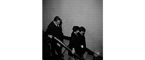 Luchino Visconti scende la scale di un teatro con Lilla Brignone e Franca Valeri