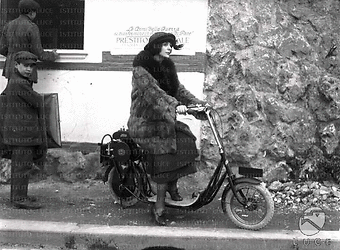 Una signorina a bordo di un "motor scooter"