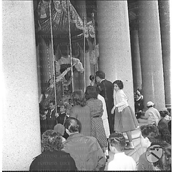 Papa Giovanni XXIII, alla basilica di San Paolo, sulla sedia gestatoria benedice in occasione della domenica delle palme, intorno una folla di fedeli - campo lungo