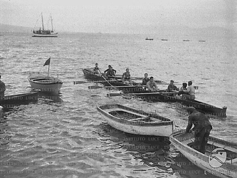 Napoli Una canoa da regata ed alcune altre imbarcazioni riprese nel golfo di Napoli, durante la Coppa Lysistrata