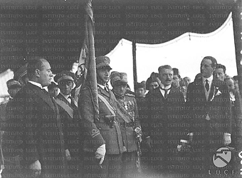 Centocelle Mussolini presenzia una cerimonia  nel  campo di aviazione: sul palco il neocomandante della Regia aeronautica Pier Ruggiero Piccio.