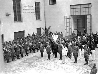 Catania Mussolini ripreso nel cortile della caserma di Finanza "Angelo Majorana" con un folto gruppo di autorità militari, gerarchi e finanzieri