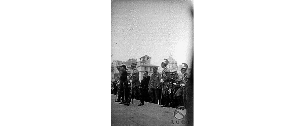 Roma Mussolini e Vittorio Emanuele III accompagnati da autorità militari italiane ed estere salgono la scalinata dell'Altare della Patria