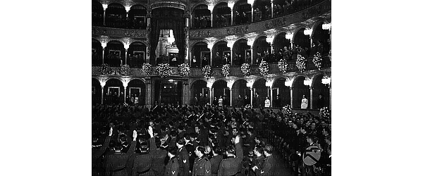 Soldati nella platea del teatro dell'Opera di Roma in occasione del concerto per la Giornata dell'Esercito e dell'Impero