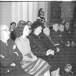 Familiari di D'Annunzio in Campidoglio per la commemorazione del poeta; ci sono il figlio Mario (anziano al centro) con (alla sua sinistra) la moglie principessa di Montenevoso e la nipote Maria Grazia - campo medio