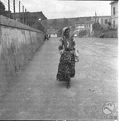 Una zingara cammina in una periferia di Roma - totale