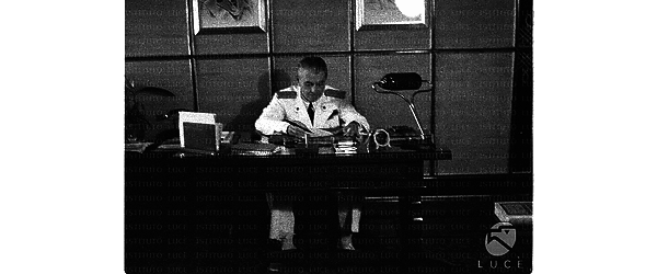 Il comandante della nave seduto alla sua scrivania