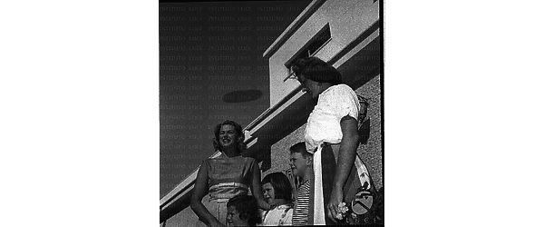 Ingrid Bergman, la figlia maggiore Friedel Pia Lindstrom e i tre figli di Rossellini in posa all'esterno della villa di Santa Marinella; totale
