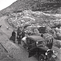 Automobile Fiat Balilla dell'Istituto Luce ferma in una strada di montagna; campo lungo