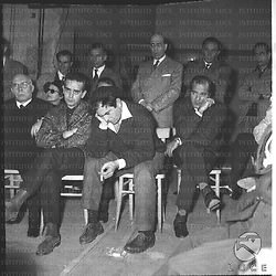 Riccardo Cucciolla, Enrico Maria Salerno e Ivo Garrani sono seduti vicini, circondati da altri attori e da giornalisti. Campo medio
