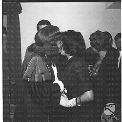 Anna Magnani ripresa mentre viene baciata dall'attore Jean Louis Barrault. Piano medio