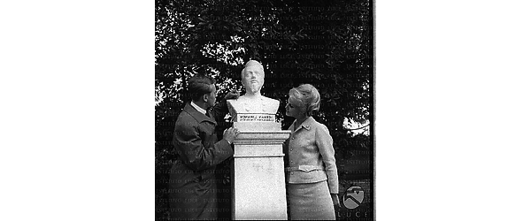 Miss Finlandia e un uomo in posa davanti ad un busto al Gianicolo - piano medio