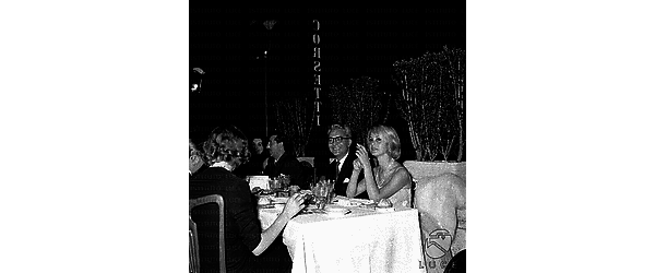 Alessandra Panaro seduta ad un tavolo con Domenico Miccoli al galà del cinema