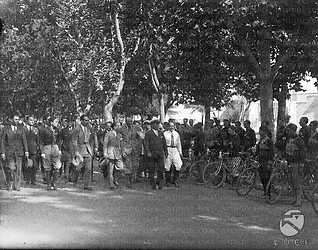 Roma Folto gruppo di autorità, capeggiato da Mussolini, passa in rassegna uno schieramento di ciclisti dell'O.N.D. lungo viale Tiziano