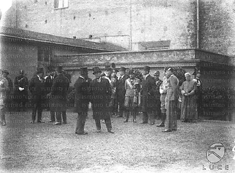 Roma Mussolini ed altre autorità conversano in un cortile