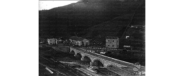 Un viadotto ferroviario della linea Bologna-Firenze che conduce ad un piccolo villaggio