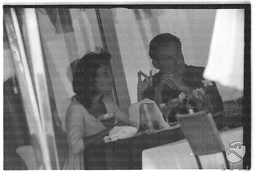Michael Todd ed Elizabeth Taylor seduti in un bar - piano americano