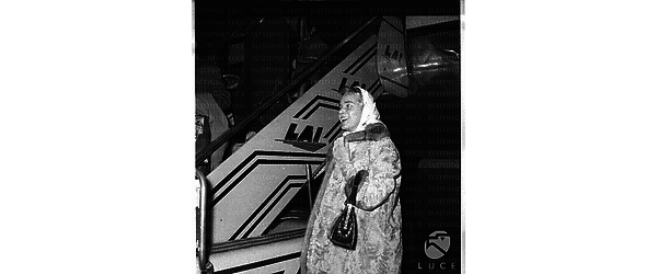 Maria Schell sulla pista ai piedi dell'aereo. Piano americano