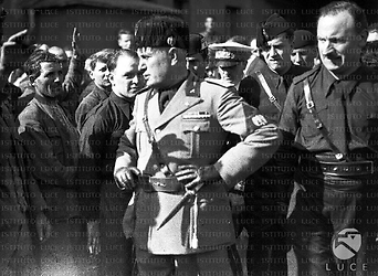 Sulcis Mussolini, Galeazzo Ciano e autorità fra la gente della zona mineraria del Sulcis