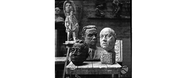 I busti delle sculture di Monteleone posti su un cavalletto. Totale