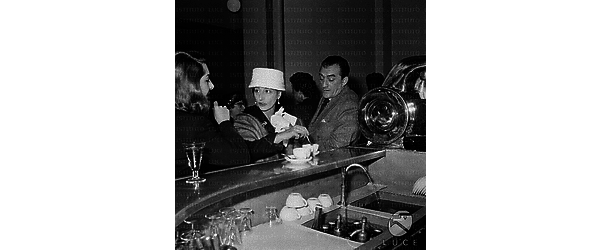 Luchino Visconti al bar di un teatro con Lilla Brignone