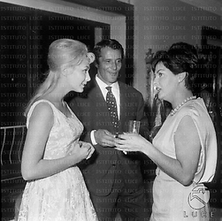 Roma Fausto Tozzi durante il cocktail con Gaby Andrè e Christine Kaufman