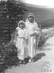 Napoli Due bambine posano indossando forse abiti da comunione