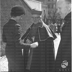 Il Cardinale Valeri con un altro prelato e una giovane nei pressi della Chiesa di sant'Isidoro - piano americano